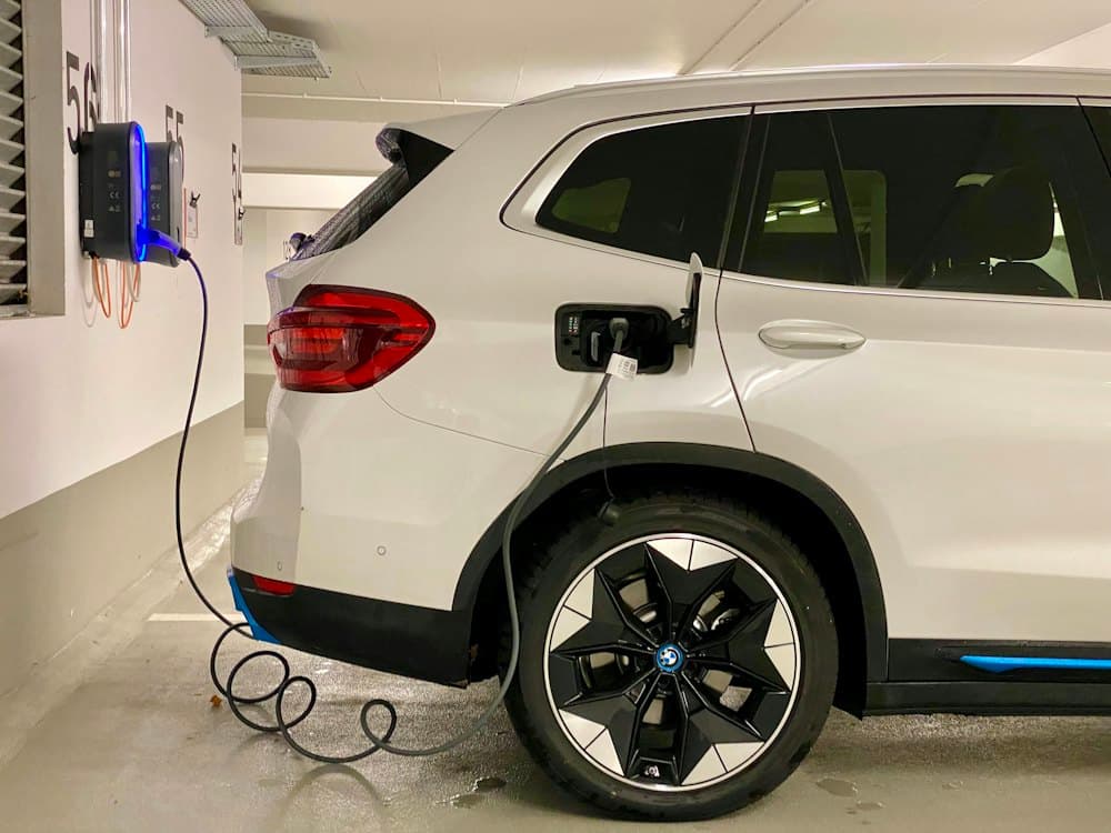 Elektroauto lädt in einer Tiefgarage an einer Wandladestation