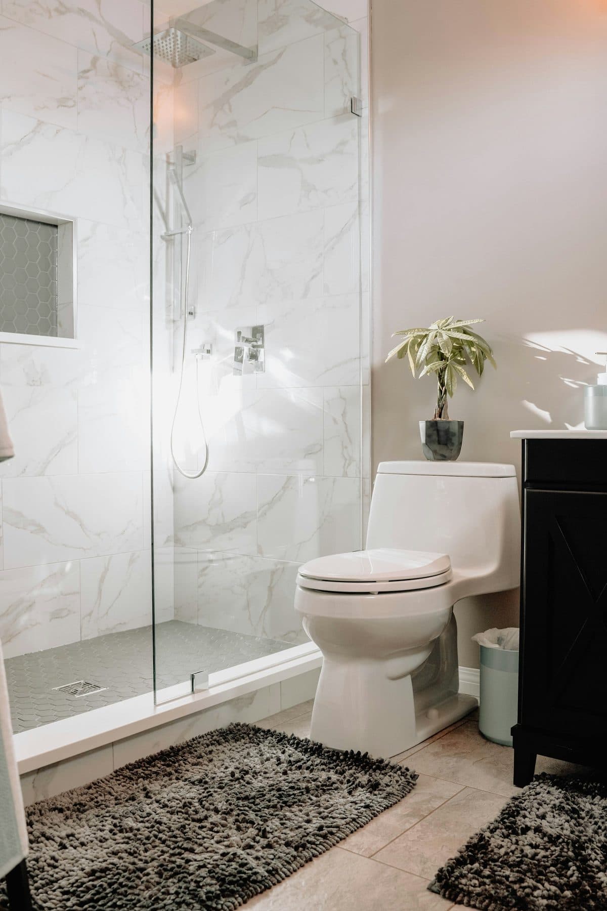 Begehbare Dusche mit Regenbrause, Glaswand und Marmorfliesen